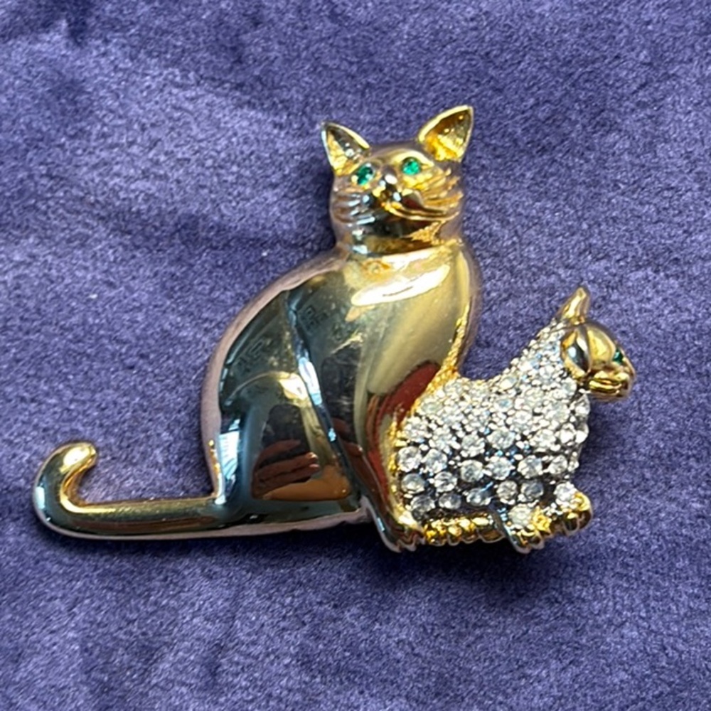 VINTAGE CAT AND KITTEN BROOCH